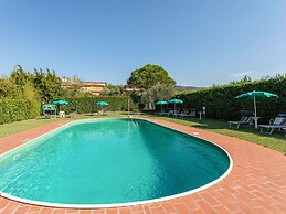 Tuscan Retreat by Lake Trasimeno