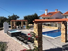 Modern Holiday Home in Lisbon With Private Pool & Jacuzzi! Ncasa Aurél
