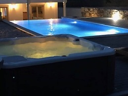 Modern Holiday Home in Lisbon With Private Pool & Jacuzzi! Ncasa Aurél