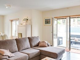 Modern Holiday Home in Lisbon With Private Pool & Jacuzzi! Ncasa Aurél
