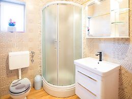 Delightful Apartment in Vir With Garden
