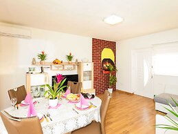Delightful Apartment in Vir With Garden