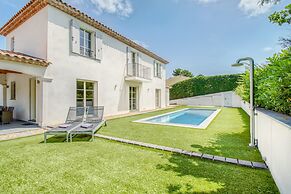 Villa in Le Plan-de-la-tour With Pool