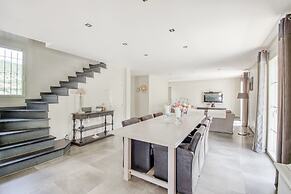 Villa in Le Plan-de-la-tour With Pool
