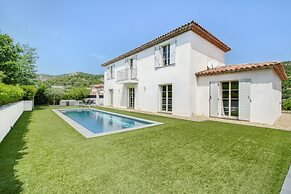 Villa in Le Plan-de-la-tour With Pool