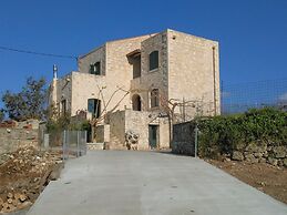 Spacious Villa in Margarites With Private Garden