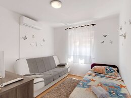 Simplistic Holiday Home in Jasenice Rovanjska near Sea