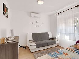 Simplistic Holiday Home in Jasenice Rovanjska near Sea