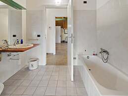 Belvilla by OYO Secluded Apartment With Balcony