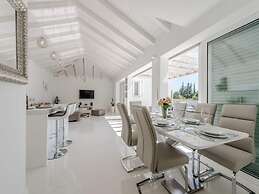 Luxurious Villa in Debeljak With Swimming Pool