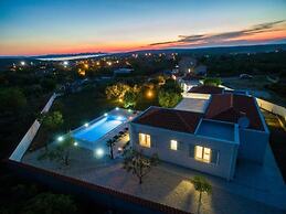 Luxurious Villa in Debeljak With Swimming Pool