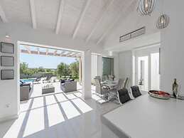 Luxurious Villa in Debeljak With Swimming Pool