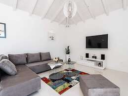 Luxurious Villa in Debeljak With Swimming Pool