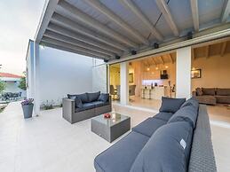 Luxurious Villa in Debeljak With Swimming Pool