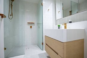 Warm Nest Central Location@collins