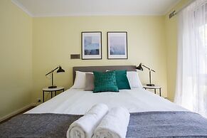 Spacious Comfortable Home in Wheelers Hill+pool