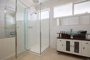 Spacious Comfortable Home in Wheelers Hill+pool