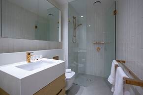 Luxury 2bed2bath apt in the Heart of Mel@collins