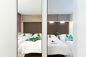 Club Del Sole Stork Family Collection