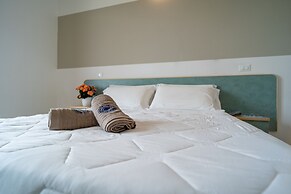 Club Del Sole Stork Family Collection