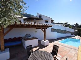 Lovely Cottage in Alcaucín near Sierra Tejeda Natural Park