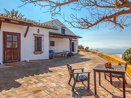 Lovely Cottage in Alcaucín near Sierra Tejeda Natural Park