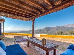 Lovely Cottage in Alcaucín near Sierra Tejeda Natural Park