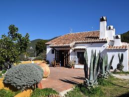 Lovely Cottage in Alcaucín near Sierra Tejeda Natural Park