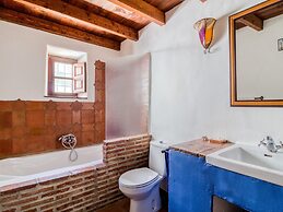 Lovely Cottage in Alcaucín near Sierra Tejeda Natural Park
