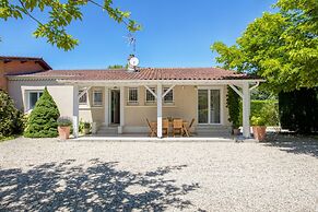 Holiday Home in Barry-d'islemade With Pool