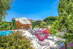 Holiday Home in Barry-d'islemade With Pool