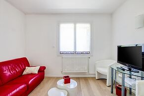 Holiday Home in Barry-d'islemade With Pool