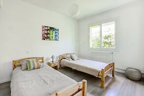 Holiday Home in Barry-d'islemade With Pool
