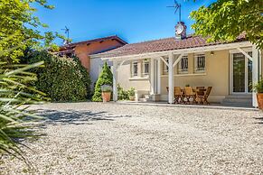 Holiday Home in Barry-d'islemade With Pool