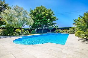 Holiday Home in Barry-d'islemade With Pool