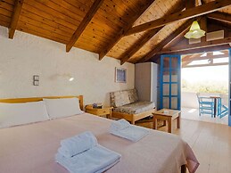 Tranquil Holiday Home in Palaiochora near Sea Beach