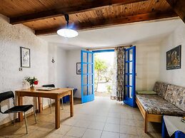 Tranquil Holiday Home in Palaiochora near Sea Beach