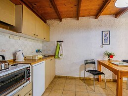 Tranquil Holiday Home in Palaiochora near Sea Beach