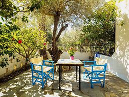 Tranquil Holiday Home in Palaiochora near Sea Beach