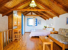 Tranquil Holiday Home in Palaiochora near Sea Beach