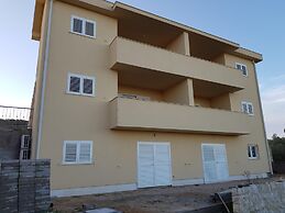 Contemporary Apartment in Neviđane near Sea