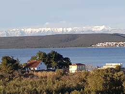 Contemporary Apartment in Neviđane near Sea