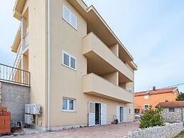 Simplistic Apartment in Neviđane near Sea Beach