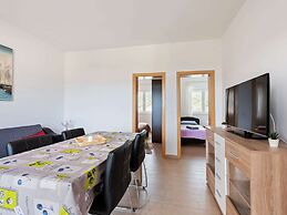 Simplistic Apartment in Neviđane near Sea Beach
