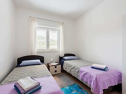 Simplistic Apartment in Neviđane near Sea Beach