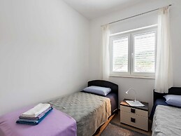Simplistic Apartment in Neviđane near Sea Beach