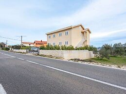 Simplistic Apartment in Neviđane near Sea Beach