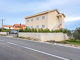 Simplistic Apartment in Neviđane near Sea Beach