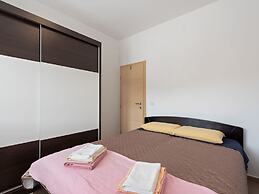 Simplistic Apartment in Neviđane near Sea Beach