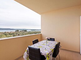 Simplistic Apartment in Neviđane near Sea Beach